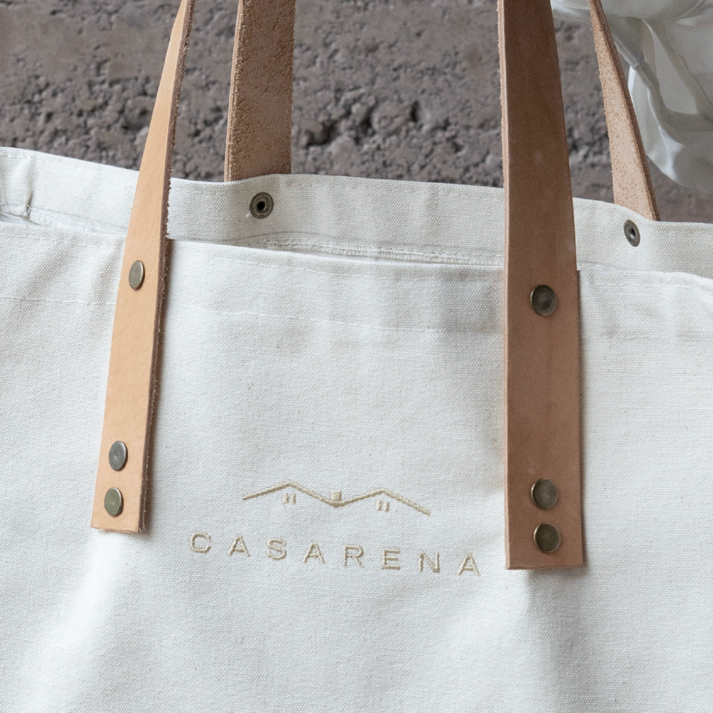 Detalle del logo bordado del bolso Casarena
